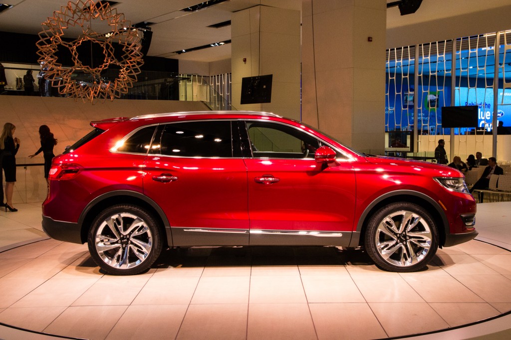 Comparison Subaru Outback 2017 vs Lincoln MKX SUV 2015 SUV Drive